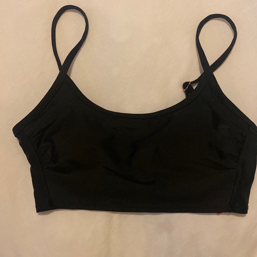 Black woman’s bikini top size S